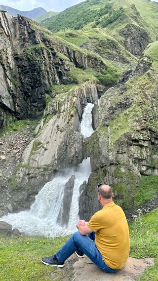 Смотрю на водопад Чирхалю