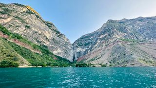 Вид на скалистый берег с воды